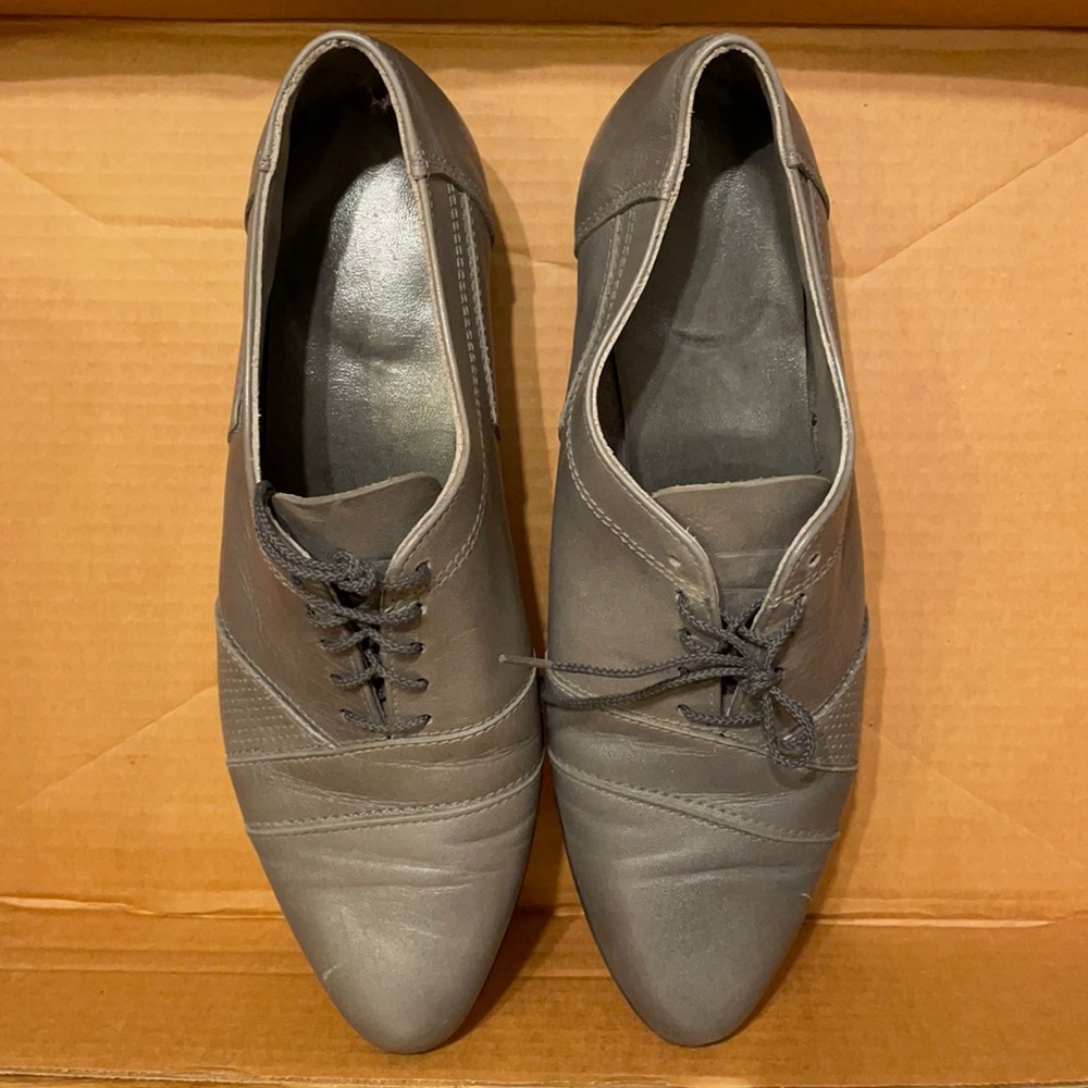 Gently worn men’s leather dress shoes. grey leather, lace up.